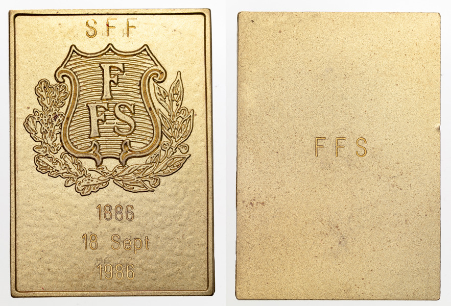 Minnesplakett från Föreningen Frimärks-Samlaren (FFS) till Sveriges Filatelistförbund på den senares 100-årsdag 1886-1986.