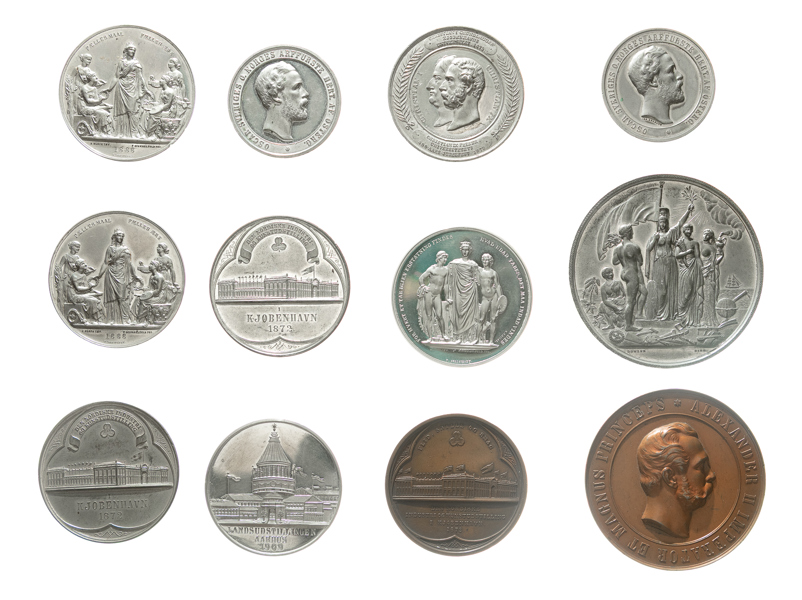 Tolv internationella medaljer i vitmetall och brons. Lot of 12