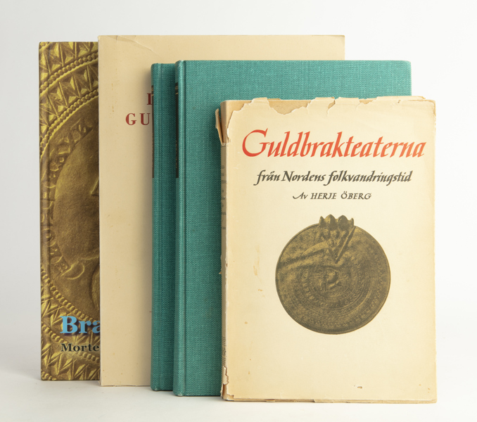 En samling böcker om Guldbrakteater