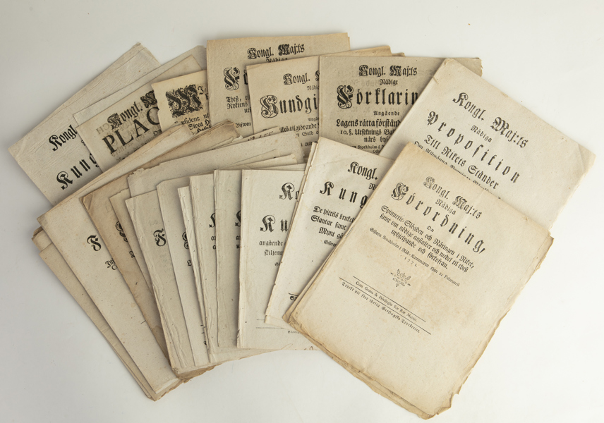 Trettio offentliga tryck från 1716-1832. 